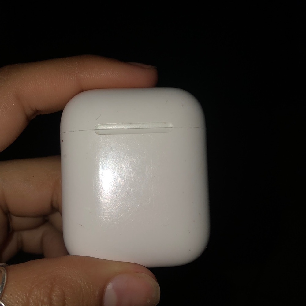 Apple air pod case (without the earbuds)